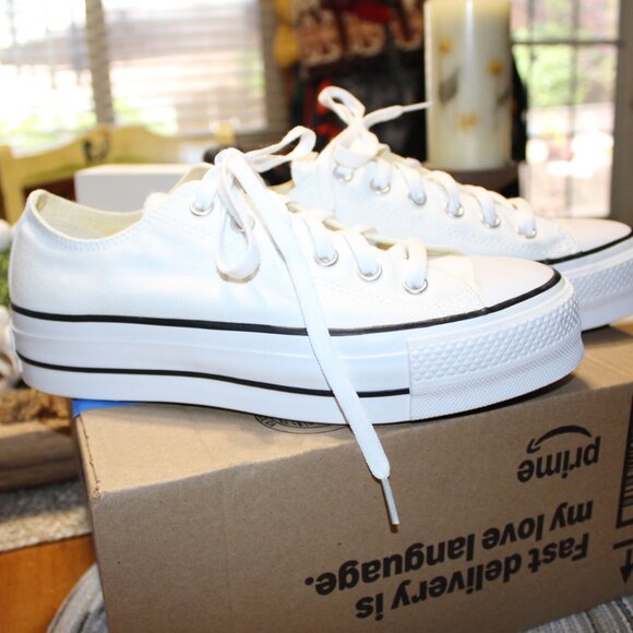 NWOT Women's Converse Platform sneakers size 9 NICE!! - Picture 1 of 12